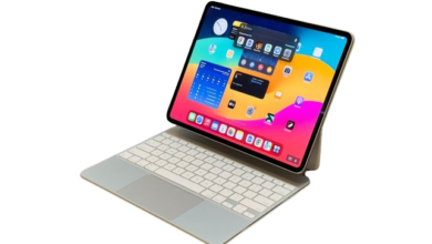 iPad Air يحتوى على شريحة M2 أسرع بالمقارنة مع M1 القديمة، وهي تعمل مع قلم Apple Pencil Pro الجديد، وتم تغيير مكان الكاميرا الأمامية إلى الحافة اليمنى، مع توفير مساحة تخزينية تصل الى 128 جيجابايت